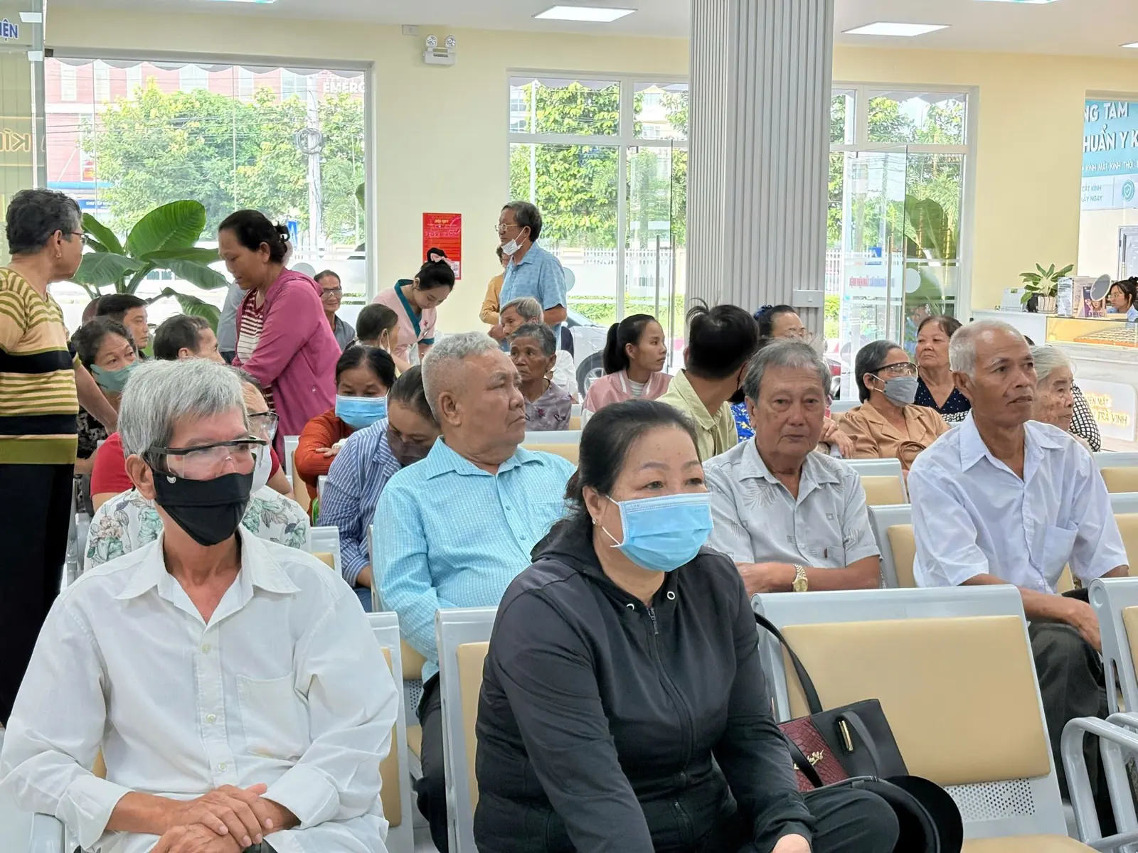 Người dân ngồi chờ khám mắt tại bệnh viện
