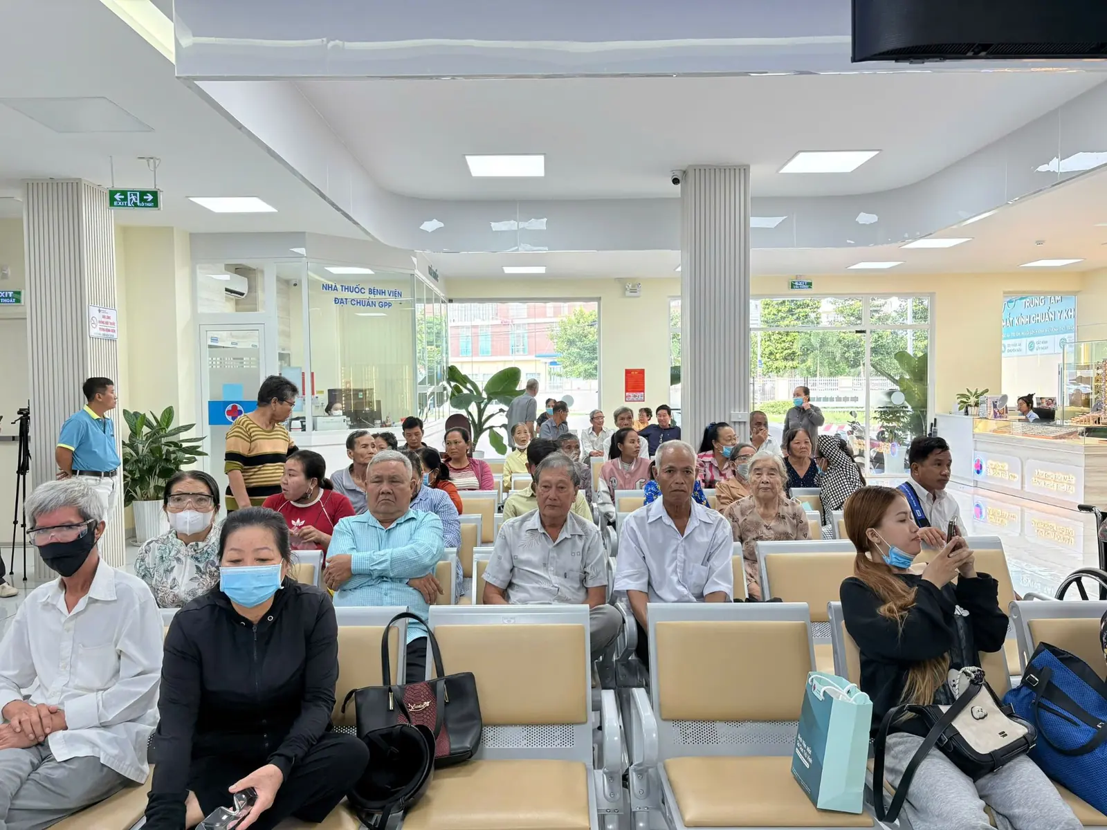 Sảnh chờ Bệnh viện Mắt Sài Gòn Trà Vinh với biển Nhà thuốc và Trung tâm mắt kính