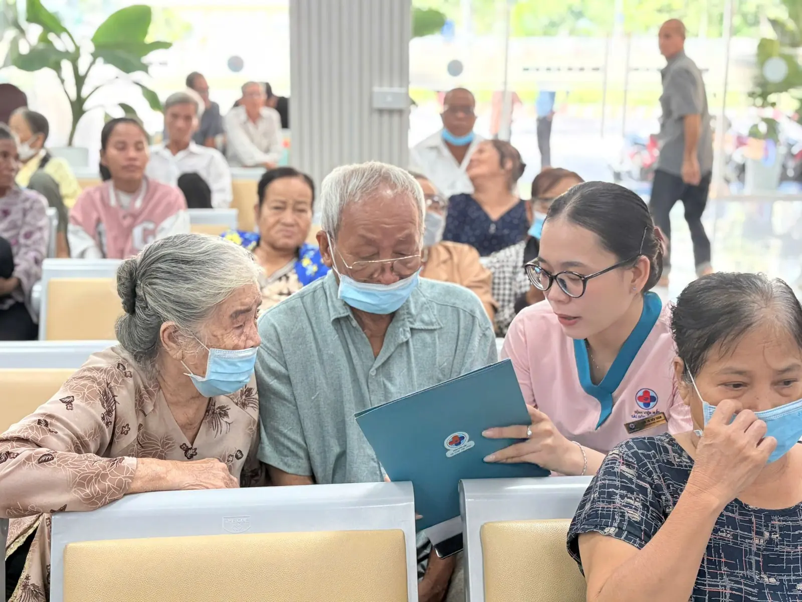 Thoái hóa hoàng điểm tuổi già: dấu hiệu và cách tự kiểm tra bằng lưới Amsler